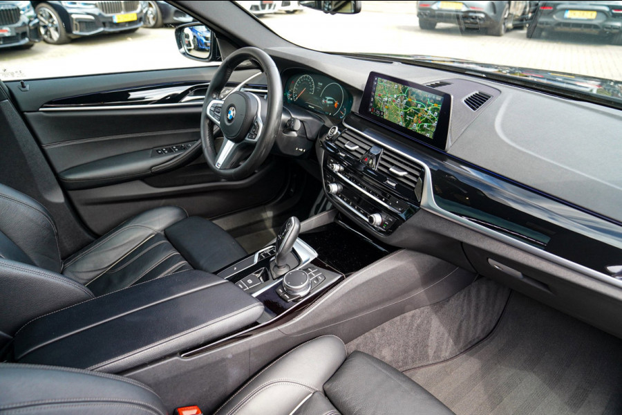 BMW 5 Serie Touring 520i High Executive | M-Pakket | Harman/Kardon | Panorama | Camera | Head up Display | LED | Trekhaak |