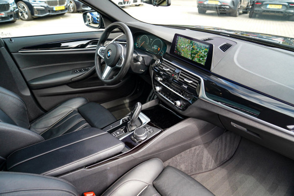 BMW 5 Serie Touring 520i High Executive | M-Pakket | Harman/Kardon | Panorama | Camera | Head up Display | LED | Trekhaak |