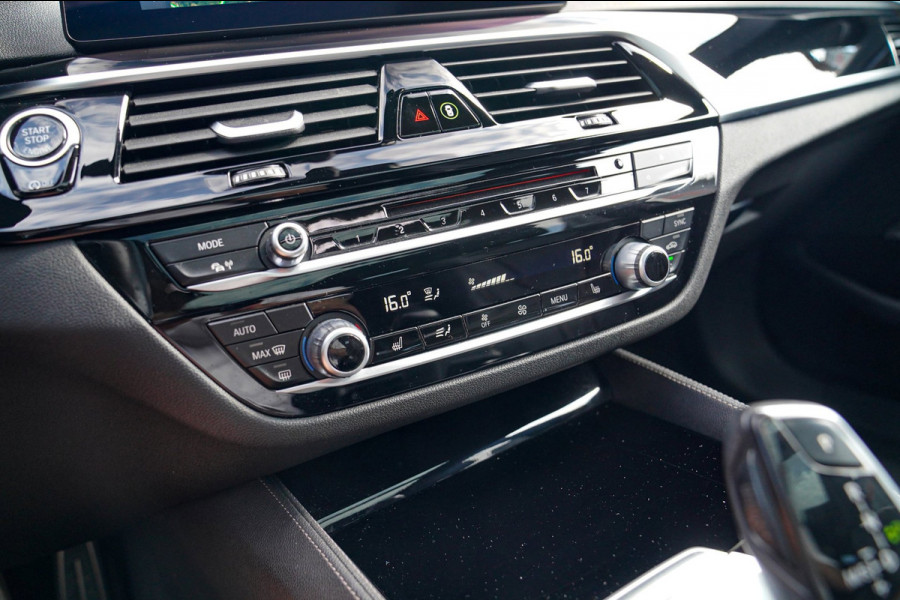 BMW 5 Serie Touring 520i High Executive | M-Pakket | Harman/Kardon | Panorama | Camera | Head up Display | LED | Trekhaak |