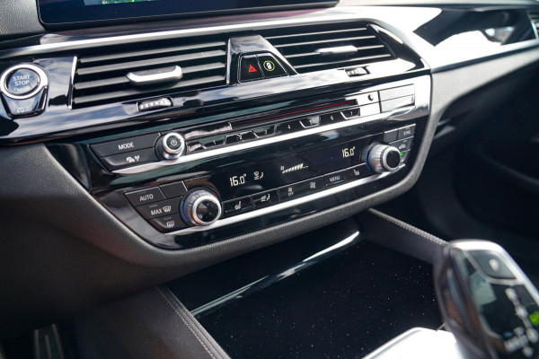BMW 5 Serie Touring 520i High Executive | M-Pakket | Harman/Kardon | Panorama | Camera | Head up Display | LED | Trekhaak |