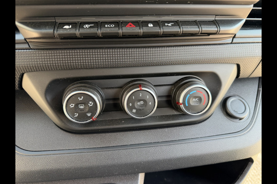 Renault Trafic 2.0 dCi 130pk T29 L2H1 DC 5 persoons Comfort / vaste prijs rijklaar € 19.950 ex btw / lease vanaf € 336 / donker grijs metallic / airco / cruise / trekhaak / euro 6 / bpm vrij !