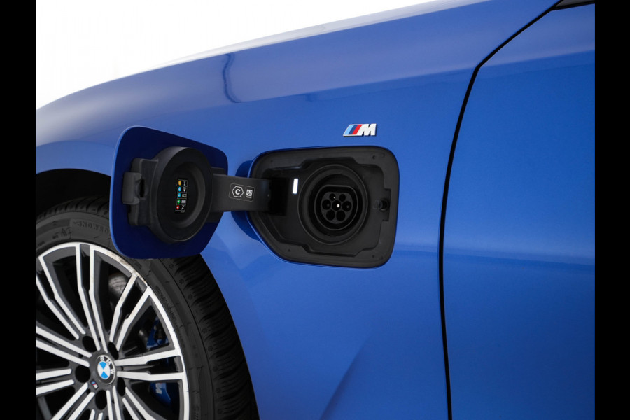 BMW 3 Serie Touring 330e M-Sportpack High Executive (Plug-in) Aut. *LEATHER-MICROFIBRE | FULL-LED | DIGI-COCKPIT | HEATED-SPORTSEATS | CAMERA | CARPLAY | SHIFTPADDLES | NAVI-FULLMAP | PRIVACY-GLASS | ECC | PDC | CRUISE | TOWBAR | 18''ALU*