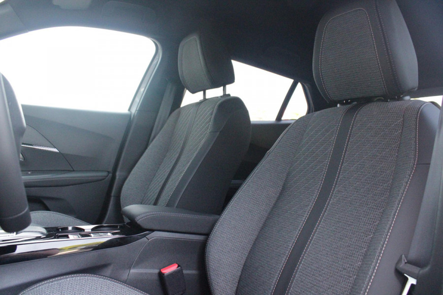 Peugeot 2008 1.2 Hybrid 145PK AUTOMAAT ALLURE | NAVIGATIE | KEYLESS ENTRY/START | DRAADLOZE TELEFOONLADER | DRAADLOZE APPLE CARPLAY/ANDROID AUTO | CAMERA VOOR + ACHTER | PARKEERSENSOREN VOOR + ACHTER | LICHTMETALEN VELGEN 17" | CLIMATE CONTROL | ADAPTIVE CRUISE CONTROL | DODEHOEK DETECTIE |