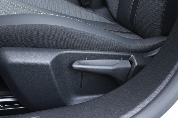 Peugeot 2008 1.2 Hybrid 145PK AUTOMAAT ALLURE | NAVIGATIE | KEYLESS ENTRY/START | DRAADLOZE TELEFOONLADER | DRAADLOZE APPLE CARPLAY/ANDROID AUTO | CAMERA VOOR + ACHTER | PARKEERSENSOREN VOOR + ACHTER | LICHTMETALEN VELGEN 17" | CLIMATE CONTROL | ADAPTIVE CRUISE CONTROL | DODEHOEK DETECTIE |