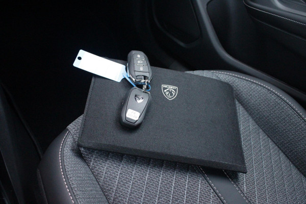 Peugeot 2008 1.2 Hybrid 145PK AUTOMAAT ALLURE | NAVIGATIE | KEYLESS ENTRY/START | DRAADLOZE TELEFOONLADER | DRAADLOZE APPLE CARPLAY/ANDROID AUTO | CAMERA VOOR + ACHTER | PARKEERSENSOREN VOOR + ACHTER | LICHTMETALEN VELGEN 17" | CLIMATE CONTROL | ADAPTIVE CRUISE CONTROL | DODEHOEK DETECTIE |