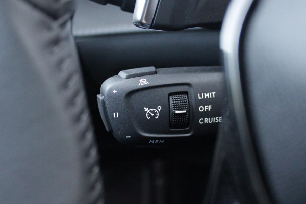 Peugeot 2008 1.2 Hybrid 145PK AUTOMAAT ALLURE | NAVIGATIE | KEYLESS ENTRY/START | DRAADLOZE TELEFOONLADER | DRAADLOZE APPLE CARPLAY/ANDROID AUTO | CAMERA VOOR + ACHTER | PARKEERSENSOREN VOOR + ACHTER | LICHTMETALEN VELGEN 17" | CLIMATE CONTROL | ADAPTIVE CRUISE CONTROL | DODEHOEK DETECTIE |