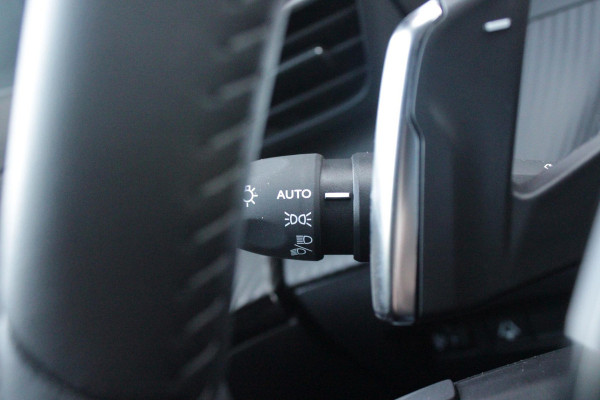 Peugeot 2008 1.2 Hybrid 145PK AUTOMAAT ALLURE | NAVIGATIE | KEYLESS ENTRY/START | DRAADLOZE TELEFOONLADER | DRAADLOZE APPLE CARPLAY/ANDROID AUTO | CAMERA VOOR + ACHTER | PARKEERSENSOREN VOOR + ACHTER | LICHTMETALEN VELGEN 17" | CLIMATE CONTROL | ADAPTIVE CRUISE CONTROL | DODEHOEK DETECTIE |