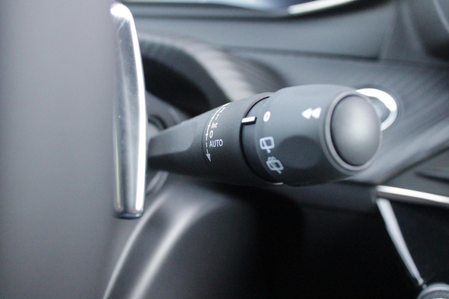 Peugeot 2008 1.2 Hybrid 145PK AUTOMAAT ALLURE | NAVIGATIE | KEYLESS ENTRY/START | DRAADLOZE TELEFOONLADER | DRAADLOZE APPLE CARPLAY/ANDROID AUTO | CAMERA VOOR + ACHTER | PARKEERSENSOREN VOOR + ACHTER | LICHTMETALEN VELGEN 17" | CLIMATE CONTROL | ADAPTIVE CRUISE CONTROL | DODEHOEK DETECTIE |