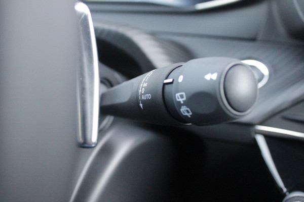 Peugeot 2008 1.2 Hybrid 145PK AUTOMAAT ALLURE | NAVIGATIE | KEYLESS ENTRY/START | DRAADLOZE TELEFOONLADER | DRAADLOZE APPLE CARPLAY/ANDROID AUTO | CAMERA VOOR + ACHTER | PARKEERSENSOREN VOOR + ACHTER | LICHTMETALEN VELGEN 17" | CLIMATE CONTROL | ADAPTIVE CRUISE CONTROL | DODEHOEK DETECTIE |