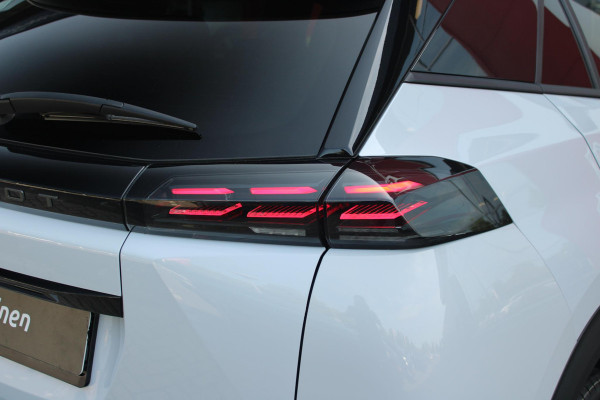 Peugeot 2008 1.2 Hybrid 145PK AUTOMAAT ALLURE | NAVIGATIE | KEYLESS ENTRY/START | DRAADLOZE TELEFOONLADER | DRAADLOZE APPLE CARPLAY/ANDROID AUTO | CAMERA VOOR + ACHTER | PARKEERSENSOREN VOOR + ACHTER | LICHTMETALEN VELGEN 17" | CLIMATE CONTROL | ADAPTIVE CRUISE CONTROL | DODEHOEK DETECTIE |