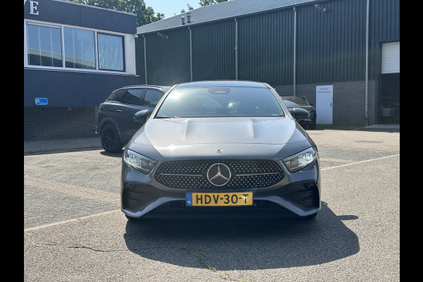 Mercedes-Benz A-Klasse 200 AMG Line PANORAMADAK | WIDESCREEN | AMBIENT LIGHT SFEERVERLICHTING | ELEKTRISCHE TREKHAAK | KEYLESS ENTRY | 360 GRADEN CAMERA | ELEKTRISCHE STOELEN MET GEHEUGEN | STOEL- + STUURVERWARMING | MEGA COMPLEET | RIJKLAAR MET 12 MND BOVAG GARANTIE |