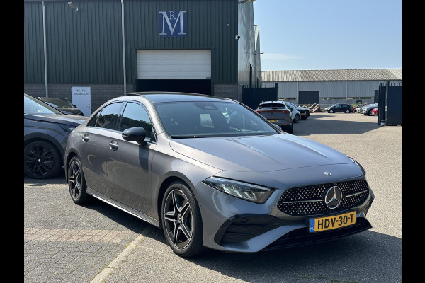 Mercedes-Benz A-Klasse 200 AMG Line PANORAMADAK | WIDESCREEN | AMBIENT LIGHT SFEERVERLICHTING | ELEKTRISCHE TREKHAAK | KEYLESS ENTRY | 360 GRADEN CAMERA | ELEKTRISCHE STOELEN MET GEHEUGEN | STOEL- + STUURVERWARMING | MEGA COMPLEET | RIJKLAAR MET 12 MND BOVAG GARANTIE |