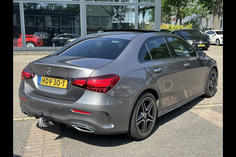 Mercedes-Benz A-Klasse 200 AMG Line PANORAMADAK | WIDESCREEN | AMBIENT LIGHT SFEERVERLICHTING | ELEKTRISCHE TREKHAAK | KEYLESS ENTRY | 360 GRADEN CAMERA | ELEKTRISCHE STOELEN MET GEHEUGEN | STOEL- + STUURVERWARMING | MEGA COMPLEET | RIJKLAAR MET 12 MND BOVAG GARANTIE |