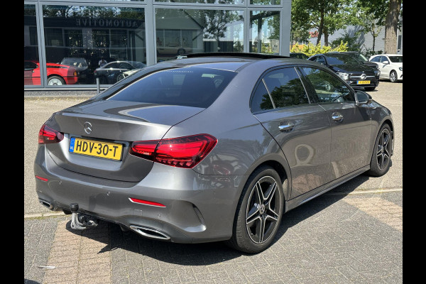 Mercedes-Benz A-Klasse 200 AMG Line PANORAMADAK | WIDESCREEN | AMBIENT LIGHT SFEERVERLICHTING | ELEKTRISCHE TREKHAAK | KEYLESS ENTRY | 360 GRADEN CAMERA | ELEKTRISCHE STOELEN MET GEHEUGEN | STOEL- + STUURVERWARMING | MEGA COMPLEET | RIJKLAAR MET 12 MND BOVAG GARANTIE |