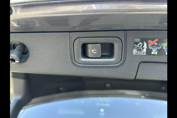 Mercedes-Benz A-Klasse 200 AMG Line PANORAMADAK | WIDESCREEN | AMBIENT LIGHT SFEERVERLICHTING | ELEKTRISCHE TREKHAAK | KEYLESS ENTRY | 360 GRADEN CAMERA | ELEKTRISCHE STOELEN MET GEHEUGEN | STOEL- + STUURVERWARMING | MEGA COMPLEET | RIJKLAAR MET 12 MND BOVAG GARANTIE |