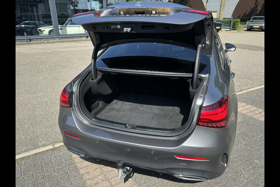 Mercedes-Benz A-Klasse 200 AMG Line PANORAMADAK | WIDESCREEN | AMBIENT LIGHT SFEERVERLICHTING | ELEKTRISCHE TREKHAAK | KEYLESS ENTRY | 360 GRADEN CAMERA | ELEKTRISCHE STOELEN MET GEHEUGEN | STOEL- + STUURVERWARMING | MEGA COMPLEET | RIJKLAAR MET 12 MND BOVAG GARANTIE |