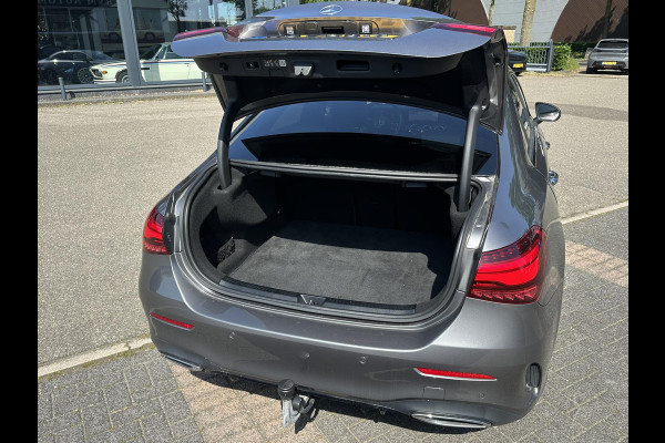 Mercedes-Benz A-Klasse 200 AMG Line PANORAMADAK | WIDESCREEN | AMBIENT LIGHT SFEERVERLICHTING | ELEKTRISCHE TREKHAAK | KEYLESS ENTRY | 360 GRADEN CAMERA | ELEKTRISCHE STOELEN MET GEHEUGEN | STOEL- + STUURVERWARMING | MEGA COMPLEET | RIJKLAAR MET 12 MND BOVAG GARANTIE |