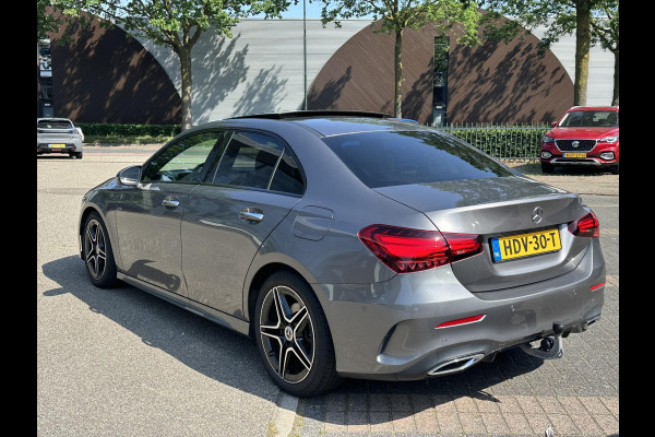 Mercedes-Benz A-Klasse 200 AMG Line PANORAMADAK | WIDESCREEN | AMBIENT LIGHT SFEERVERLICHTING | ELEKTRISCHE TREKHAAK | KEYLESS ENTRY | 360 GRADEN CAMERA | ELEKTRISCHE STOELEN MET GEHEUGEN | STOEL- + STUURVERWARMING | MEGA COMPLEET | RIJKLAAR MET 12 MND BOVAG GARANTIE |