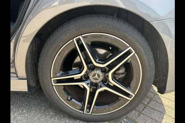 Mercedes-Benz A-Klasse 200 AMG Line PANORAMADAK | WIDESCREEN | AMBIENT LIGHT SFEERVERLICHTING | ELEKTRISCHE TREKHAAK | KEYLESS ENTRY | 360 GRADEN CAMERA | ELEKTRISCHE STOELEN MET GEHEUGEN | STOEL- + STUURVERWARMING | MEGA COMPLEET | RIJKLAAR MET 12 MND BOVAG GARANTIE |