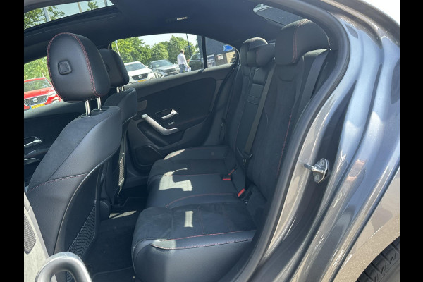 Mercedes-Benz A-Klasse 200 AMG Line PANORAMADAK | WIDESCREEN | AMBIENT LIGHT SFEERVERLICHTING | ELEKTRISCHE TREKHAAK | KEYLESS ENTRY | 360 GRADEN CAMERA | ELEKTRISCHE STOELEN MET GEHEUGEN | STOEL- + STUURVERWARMING | MEGA COMPLEET | RIJKLAAR MET 12 MND BOVAG GARANTIE |