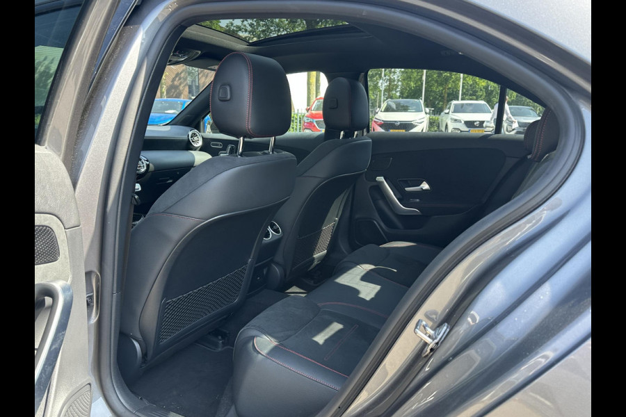 Mercedes-Benz A-Klasse 200 AMG Line PANORAMADAK | WIDESCREEN | AMBIENT LIGHT SFEERVERLICHTING | ELEKTRISCHE TREKHAAK | KEYLESS ENTRY | 360 GRADEN CAMERA | ELEKTRISCHE STOELEN MET GEHEUGEN | STOEL- + STUURVERWARMING | MEGA COMPLEET | RIJKLAAR MET 12 MND BOVAG GARANTIE |