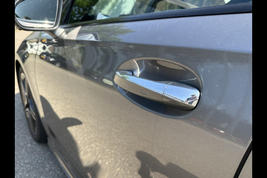 Mercedes-Benz A-Klasse 200 AMG Line PANORAMADAK | WIDESCREEN | AMBIENT LIGHT SFEERVERLICHTING | ELEKTRISCHE TREKHAAK | KEYLESS ENTRY | 360 GRADEN CAMERA | ELEKTRISCHE STOELEN MET GEHEUGEN | STOEL- + STUURVERWARMING | MEGA COMPLEET | RIJKLAAR MET 12 MND BOVAG GARANTIE |