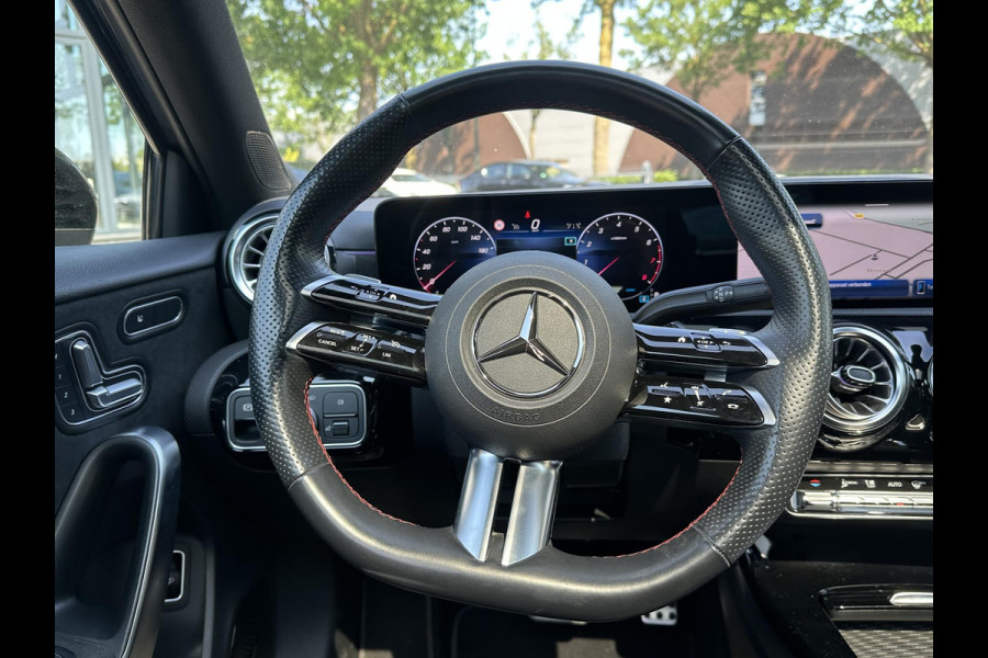Mercedes-Benz A-Klasse 200 AMG Line PANORAMADAK | WIDESCREEN | AMBIENT LIGHT SFEERVERLICHTING | ELEKTRISCHE TREKHAAK | KEYLESS ENTRY | 360 GRADEN CAMERA | ELEKTRISCHE STOELEN MET GEHEUGEN | STOEL- + STUURVERWARMING | MEGA COMPLEET | RIJKLAAR MET 12 MND BOVAG GARANTIE |