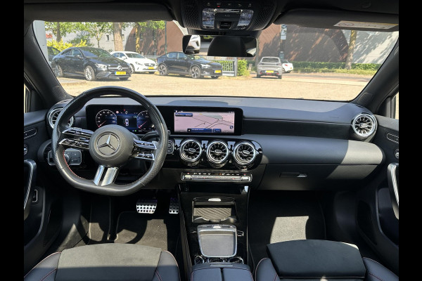 Mercedes-Benz A-Klasse 200 AMG Line PANORAMADAK | WIDESCREEN | AMBIENT LIGHT SFEERVERLICHTING | ELEKTRISCHE TREKHAAK | KEYLESS ENTRY | 360 GRADEN CAMERA | ELEKTRISCHE STOELEN MET GEHEUGEN | STOEL- + STUURVERWARMING | MEGA COMPLEET | RIJKLAAR MET 12 MND BOVAG GARANTIE |