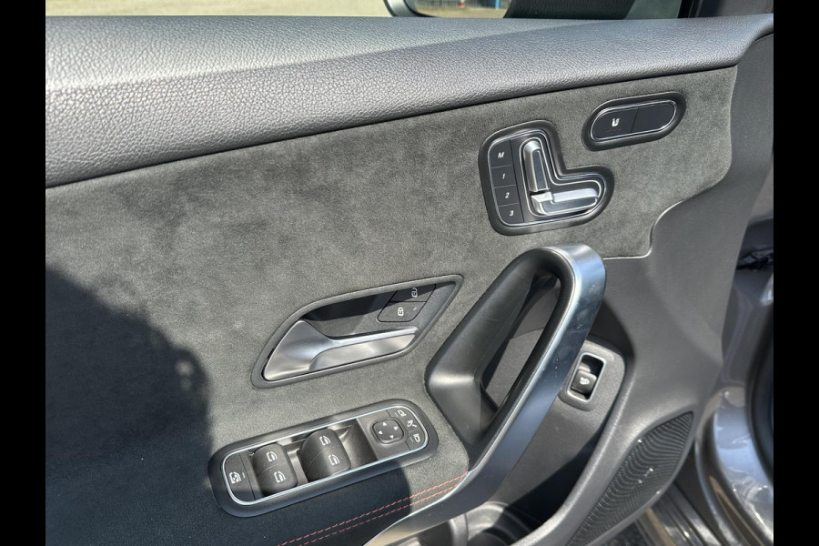 Mercedes-Benz A-Klasse 200 AMG Line PANORAMADAK | WIDESCREEN | AMBIENT LIGHT SFEERVERLICHTING | ELEKTRISCHE TREKHAAK | KEYLESS ENTRY | 360 GRADEN CAMERA | ELEKTRISCHE STOELEN MET GEHEUGEN | STOEL- + STUURVERWARMING | MEGA COMPLEET | RIJKLAAR MET 12 MND BOVAG GARANTIE |