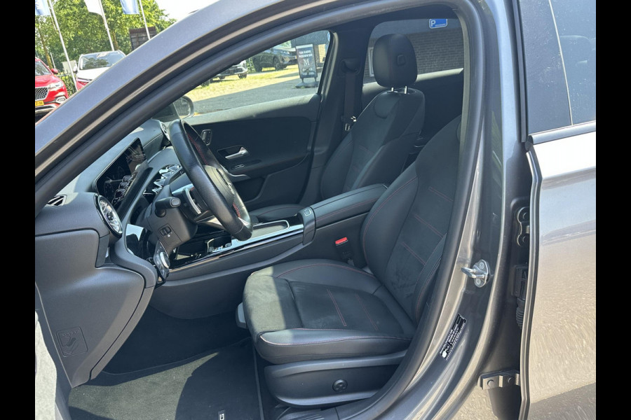 Mercedes-Benz A-Klasse 200 AMG Line PANORAMADAK | WIDESCREEN | AMBIENT LIGHT SFEERVERLICHTING | ELEKTRISCHE TREKHAAK | KEYLESS ENTRY | 360 GRADEN CAMERA | ELEKTRISCHE STOELEN MET GEHEUGEN | STOEL- + STUURVERWARMING | MEGA COMPLEET | RIJKLAAR MET 12 MND BOVAG GARANTIE |