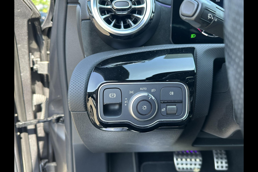 Mercedes-Benz A-Klasse 200 AMG Line PANORAMADAK | WIDESCREEN | AMBIENT LIGHT SFEERVERLICHTING | ELEKTRISCHE TREKHAAK | KEYLESS ENTRY | 360 GRADEN CAMERA | ELEKTRISCHE STOELEN MET GEHEUGEN | STOEL- + STUURVERWARMING | MEGA COMPLEET | RIJKLAAR MET 12 MND BOVAG GARANTIE |