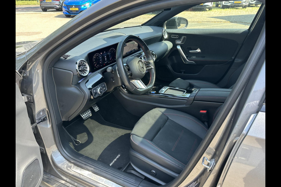 Mercedes-Benz A-Klasse 200 AMG Line PANORAMADAK | WIDESCREEN | AMBIENT LIGHT SFEERVERLICHTING | ELEKTRISCHE TREKHAAK | KEYLESS ENTRY | 360 GRADEN CAMERA | ELEKTRISCHE STOELEN MET GEHEUGEN | STOEL- + STUURVERWARMING | MEGA COMPLEET | RIJKLAAR MET 12 MND BOVAG GARANTIE |