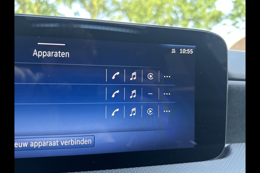 Mercedes-Benz A-Klasse 200 AMG Line PANORAMADAK | WIDESCREEN | AMBIENT LIGHT SFEERVERLICHTING | ELEKTRISCHE TREKHAAK | KEYLESS ENTRY | 360 GRADEN CAMERA | ELEKTRISCHE STOELEN MET GEHEUGEN | STOEL- + STUURVERWARMING | MEGA COMPLEET | RIJKLAAR MET 12 MND BOVAG GARANTIE |