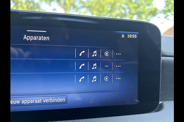 Mercedes-Benz A-Klasse 200 AMG Line PANORAMADAK | WIDESCREEN | AMBIENT LIGHT SFEERVERLICHTING | ELEKTRISCHE TREKHAAK | KEYLESS ENTRY | 360 GRADEN CAMERA | ELEKTRISCHE STOELEN MET GEHEUGEN | STOEL- + STUURVERWARMING | MEGA COMPLEET | RIJKLAAR MET 12 MND BOVAG GARANTIE |