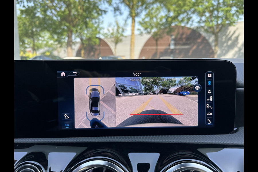 Mercedes-Benz A-Klasse 200 AMG Line PANORAMADAK | WIDESCREEN | AMBIENT LIGHT SFEERVERLICHTING | ELEKTRISCHE TREKHAAK | KEYLESS ENTRY | 360 GRADEN CAMERA | ELEKTRISCHE STOELEN MET GEHEUGEN | STOEL- + STUURVERWARMING | MEGA COMPLEET | RIJKLAAR MET 12 MND BOVAG GARANTIE |