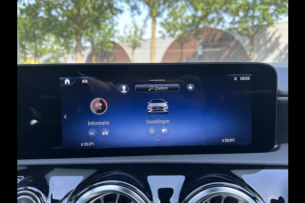Mercedes-Benz A-Klasse 200 AMG Line PANORAMADAK | WIDESCREEN | AMBIENT LIGHT SFEERVERLICHTING | ELEKTRISCHE TREKHAAK | KEYLESS ENTRY | 360 GRADEN CAMERA | ELEKTRISCHE STOELEN MET GEHEUGEN | STOEL- + STUURVERWARMING | MEGA COMPLEET | RIJKLAAR MET 12 MND BOVAG GARANTIE |