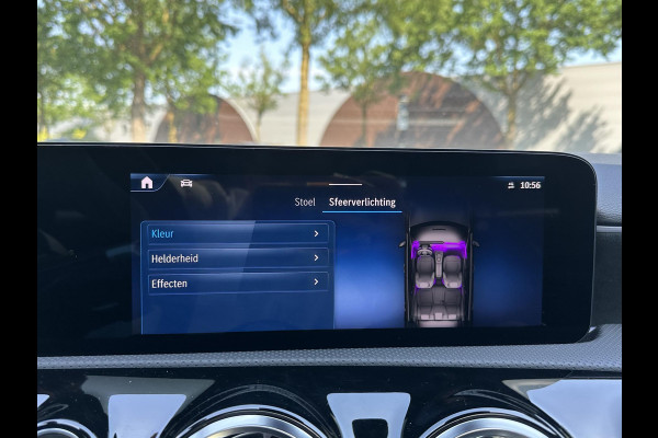 Mercedes-Benz A-Klasse 200 AMG Line PANORAMADAK | WIDESCREEN | AMBIENT LIGHT SFEERVERLICHTING | ELEKTRISCHE TREKHAAK | KEYLESS ENTRY | 360 GRADEN CAMERA | ELEKTRISCHE STOELEN MET GEHEUGEN | STOEL- + STUURVERWARMING | MEGA COMPLEET | RIJKLAAR MET 12 MND BOVAG GARANTIE |