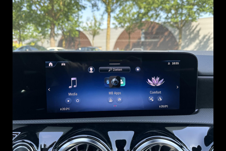 Mercedes-Benz A-Klasse 200 AMG Line PANORAMADAK | WIDESCREEN | AMBIENT LIGHT SFEERVERLICHTING | ELEKTRISCHE TREKHAAK | KEYLESS ENTRY | 360 GRADEN CAMERA | ELEKTRISCHE STOELEN MET GEHEUGEN | STOEL- + STUURVERWARMING | MEGA COMPLEET | RIJKLAAR MET 12 MND BOVAG GARANTIE |