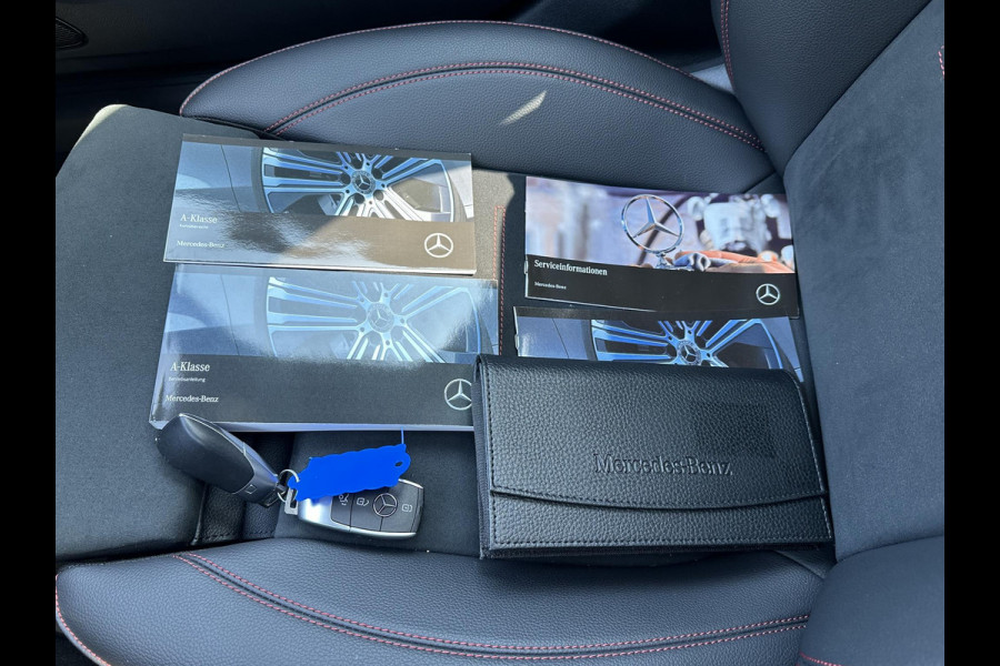 Mercedes-Benz A-Klasse 200 AMG Line PANORAMADAK | WIDESCREEN | AMBIENT LIGHT SFEERVERLICHTING | ELEKTRISCHE TREKHAAK | KEYLESS ENTRY | 360 GRADEN CAMERA | ELEKTRISCHE STOELEN MET GEHEUGEN | STOEL- + STUURVERWARMING | MEGA COMPLEET | RIJKLAAR MET 12 MND BOVAG GARANTIE |