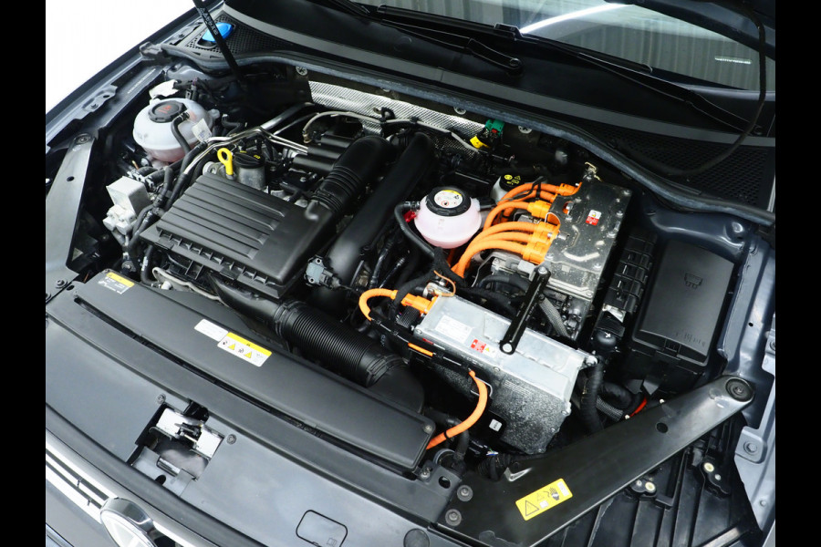 Volkswagen Passat Variant 1.4 TSI PHEV GTE | Panoramadak | Leder | Trekhaak | Massage | HUD | Keyless | Adaptive Cruise
