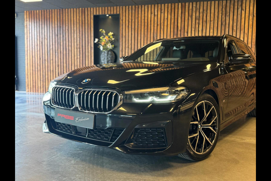 BMW 5 Serie Touring 520d Business Edition Plus / Camera / Stuurverwarming / Sfeerverlichting / Carplay / DAB / Leder