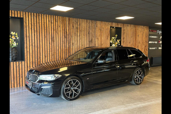 BMW 5 Serie Touring 520d Business Edition Plus / Camera / Stuurverwarming / Sfeerverlichting / Carplay / DAB / Leder