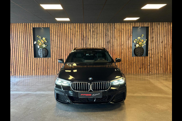 BMW 5 Serie Touring 520d Business Edition Plus / Camera / Stuurverwarming / Sfeerverlichting / Carplay / DAB / Leder