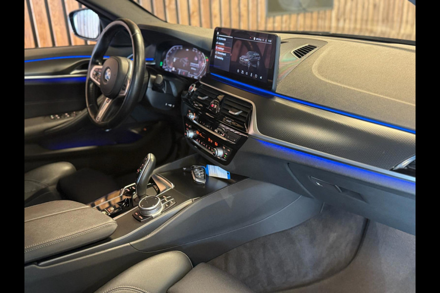 BMW 5 Serie Touring 520d Business Edition Plus / Camera / Stuurverwarming / Sfeerverlichting / Carplay / DAB / Leder