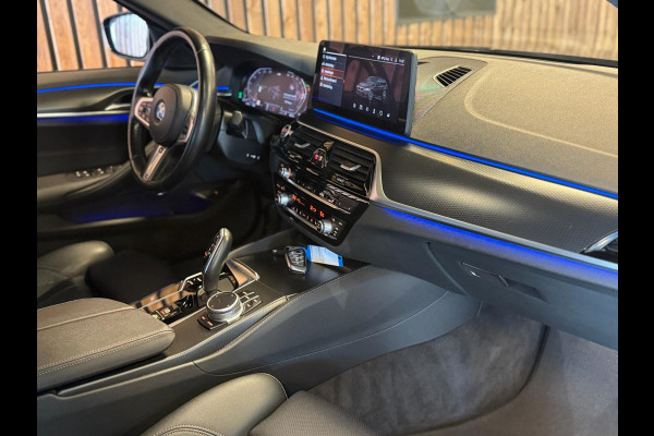BMW 5 Serie Touring 520d Business Edition Plus / Camera / Stuurverwarming / Sfeerverlichting / Carplay / DAB / Leder
