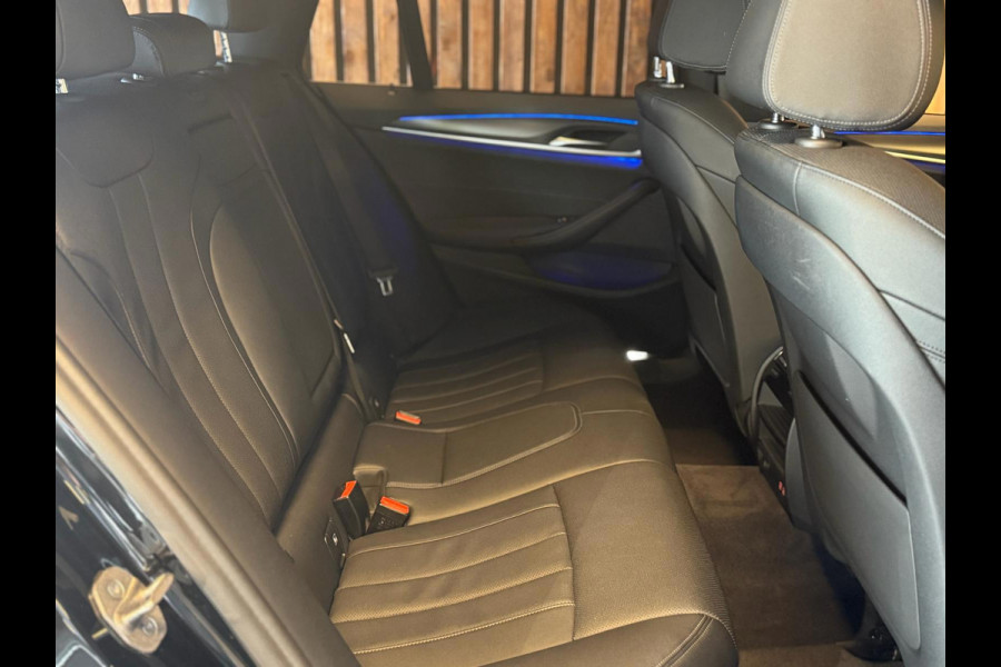 BMW 5 Serie Touring 520d Business Edition Plus / Camera / Stuurverwarming / Sfeerverlichting / Carplay / DAB / Leder