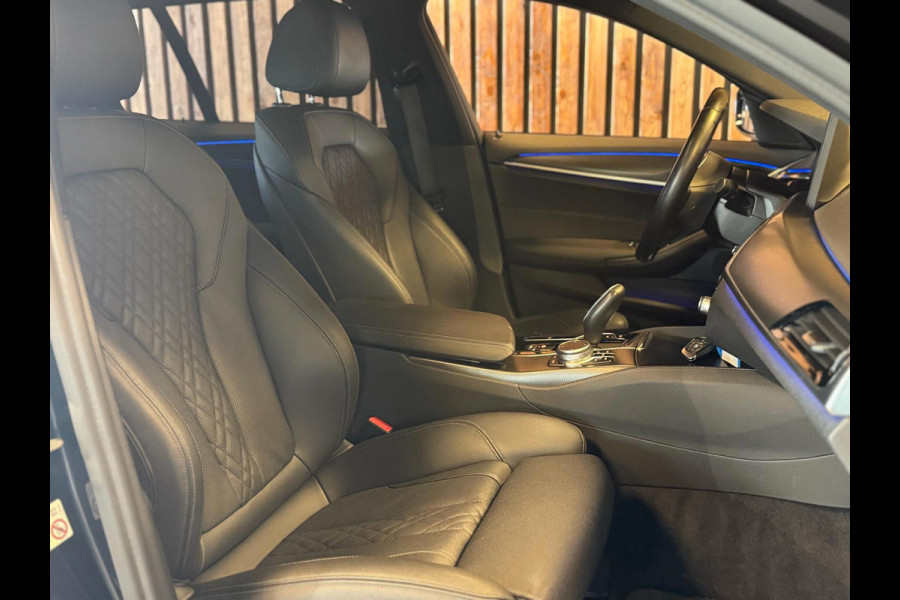 BMW 5 Serie Touring 520d Business Edition Plus / Camera / Stuurverwarming / Sfeerverlichting / Carplay / DAB / Leder