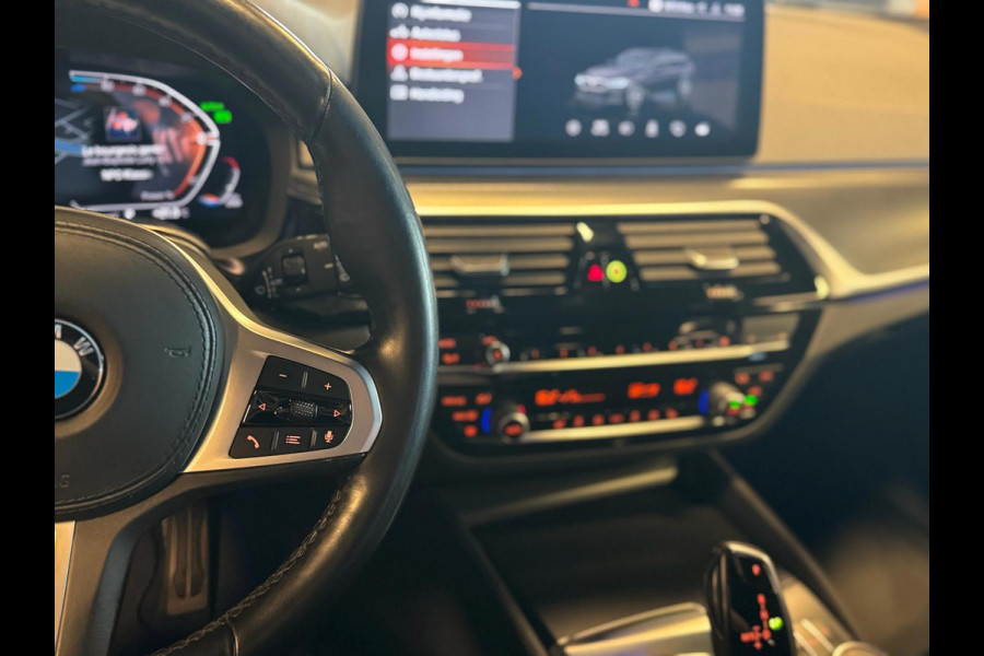 BMW 5 Serie Touring 520d Business Edition Plus / Camera / Stuurverwarming / Sfeerverlichting / Carplay / DAB / Leder