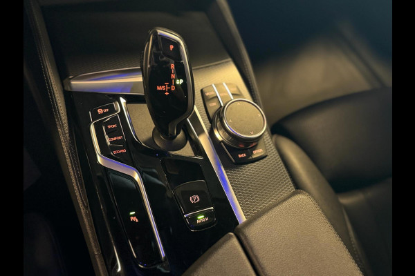 BMW 5 Serie Touring 520d Business Edition Plus / Camera / Stuurverwarming / Sfeerverlichting / Carplay / DAB / Leder