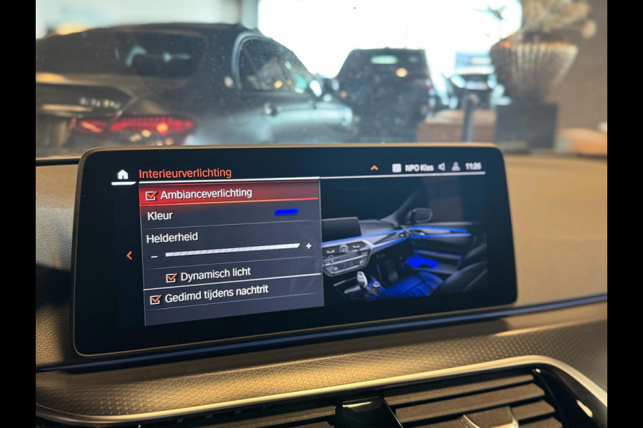 BMW 5 Serie Touring 520d Business Edition Plus / Camera / Stuurverwarming / Sfeerverlichting / Carplay / DAB / Leder